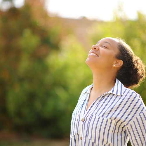 Simple ways to add "me-Moments" to a busy day. Woman enjoying nature and being outside incorporating daily affirmations
